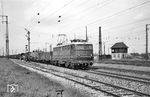E 40 053 (Bw Mainz-Bischofsheim) fährt mit einem Güterzug in Heidelberg Gbf ein. (10.04.1960) <i>Foto: Helmut Röth</i>