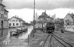 In Biberach liefen die beiden Bahnsteiggleise der Schmalspurbahn zum Umsetzten der Lokomotiven zusammen. Ursprünglich befand sich dahinter eine Drehscheibe, damit die Zuglokomotiven stets Rauchkammer voran nach Ochsenhausen fahren konnten. Neben dem kurzen Stumpfgleis stand ein Wasserkran, an dem 99 651 ihre Vorräte ergänzt. (31.03.1962) <i>Foto: Gerd Wolff</i>