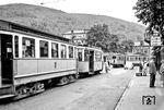 Der Bismarckplatz in Heidelberg im Sommer 1953. Neben den 1928/29 gebauten OEG-Halbzügen auf der Fahrt nach Mannheim sind hier auch die Wagen der Heidelberger Straßenbahn – hier der Nachbau-KSW-Triebwagen 63 mit dem Beiwagen 136 vertreten. (16.08.1953) <i>Foto: Gerd Wolff</i>