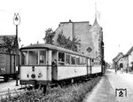 In Großsachsen fanden Zugkreuzungen der im Halb-Stunden-Takt zwischen Weinheim und Schriesheim pendelnden Dampfzüge statt. Auf dem linken Nebengleis stehen mehrere gedeckte Güterwagen, die in Tagesrandlagen den OEG-Zügen mitgegeben wurden. Das kleine Stationsgebäude des Bahnhofes wird gerade von den Wagen des Dampfzuges verdeckt. (16.08.1953) <i>Foto: Gerd Wolff</i>