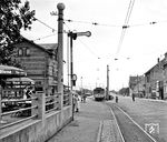 Das Einfahrsignal in den Bahnhof Schriesheim aus Richtung Weinheim stand aus Platzgründen links vom Gleis, ein derartiges Formsignal gab es auch an der Einfahrt aus Richtung Heidelberg. Links steht das Empfangsgebäude, davor rangiert ein Zug nach Heidelberg. (16.08.1953) <i>Foto: Gerd Wolff</i>
