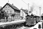 Einfahrt eines Personenzuges mit OEG 81 auf dem letzten mit Dampfloks betriebenen Streckenstück der OEG von Weinheim nach Schriesheim in den Bahnhof Schriesheim, der seit 1950 mit einer Fahrleitung überspannt war.  (16.08.1953) <i>Foto: Gerd Wolff</i>