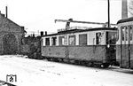 An Lok 5 (Henschel, 1899) sind der VT 2 (Talbot, 1954) und der 1934 in Dessau gebauten VT 3 am Lokschuppen in Osterode gekuppelt. VT 3 war im Jahr 1957 von der Hümmlinger Kreisbahn nach Osterode gekommen, VT 2 ging 1968 an die Zillertalbahn, Lok 5 wurde 1965 ausgemustert. (04.02.1961) <i>Foto: Gerd Wolff</i>