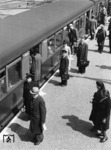 Fahrgastwechsel am S-Bahnsteig Jungfernheide im Berliner Stadtteil Charlottenburg Nord.  (1942) <i>Foto: RVM (Ittenbach)</i>
