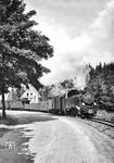 Zwischen Niedersfeld und Wiemeringhausen lag das Kleinbahngleis neben der Straße. Die Aufnahme zeigt Lok 5 mit einem Güterzug mit Personenbeförderung nach Medebach im Bereich der Straßenkreuzung am Haus Wildenstein. (1951) <i>Foto: Slg. Gerd Wolff</i>