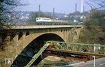 110 145 (Bw Köln 2) mit E 3590 an der Sonnborner Brücke in Wuppertal, die gleichzeitig auch vom Schwebebahnwagen Nr. 10 passiert wird. (09.03.1987) <i>Foto: Wolfgang Bügel</i>