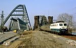 110 250 (Bw Dortmund 1) mit E 3165 an der Hammer Rheinbrücke. 1994 wurde der Lokkasten der 110 250 auf Drehgestelle einer 140er gesetzt und die Lok in 139 250 umgezeichnet. (14.03.1987) <i>Foto: Wolfgang Bügel</i>