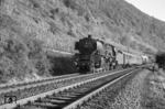 01 148 (Bw Wiesbaden) mit einer Überführungsfahrt auf der rechten Rheinstrecke bei Braubach. (18.09.1959) <i>Foto: A.E.Durrant</i>