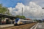 Vor einer dramatisch aufgetürmten Wolkenkulisse verlässt NX 360 und NX 873 als RE 32579 nach Krefeld den Solinger Hauptbahnhof. (02.05.2020) <i>Foto: Joachim Bügel</i>