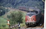 220 028 vor dem sog. "Heckeneilzug" E 2872 nach Flensburg am Bk. Orxhausen hinter Kreiensen. (17.08.1980) <i>Foto: Prof. Dr. Willi Hager</i>