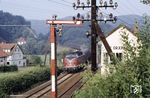 220 028 passiert mit E 2872 nach Flensburg die Blockstelle Orxhausen bei Kreiensen.  (17.08.1980) <i>Foto: Dorothee Hager</i>