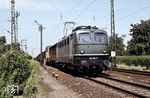 141 110 (Bw Nürnberg 1) unüblicherweise mit einem Güterzug bei Regensburg-Burgweinting. (21.08.1980) <i>Foto: Prof. Dr. Willi Hager</i>