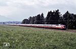 Eine 601-Doppeleinheit von rund 260 m Länge komplett aufs Bild zu bekommen, war nie einfach. Bei Murnau-Riedhausen passte es mit 601 005/004 und 601 018/001, die als Dt 13414/13484 auf dem Weg von Mittenwald nach Dortmund bzw. Seefeld/Tirol - Hamburg-Altona waren. Die Trennung der beiden Züge erfolgte in Augsburg.  (23.08.1980) <i>Foto: Prof. Dr. Willi Hager</i>