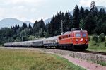 ÖBB 1110.526 hatte den IC 180 (vgl. Bild-Nr. 67098) offenkundig nur bis Garmisch-Partenkirchen gebracht und kehrte mit N 4693 zurück, aufgenommen bei Klais. (23.08.1980) <i>Foto: Prof. Dr. Willi Hager</i>