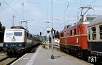 Im Bahnhof Mittenwald begegnet die mit N 5434 aus Klais einfahrende 111 017 der vor E 4609 wartenden ÖBB 1110.522. (23.08.1980) <i>Foto: Prof. Dr. Willi Hager</i>