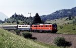 ÖBB 1110.15 und DB 111 035 vor E 3682 (Innsbruck - München) bei Schmalensee, kurz vor Klais. Im österreichischen Abschnitt zwischen Innsbruck und Mittenwald fuhr der Zug als E 682.  (25.08.1980) <i>Foto: Prof. Dr. Willi Hager</i>