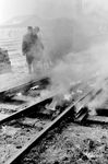 Weichenauftauarbeiten mittels Gasbrenner und kleinen Feuern in Frankfurt Hbf. Eine solch rabiate Methode wurde meistens in den großen Bahnhöfen angewendet, wo der Verkehr keinesfalls zum Erliegen kommen durfte. (1959) <i>Foto: Reinhold Palm</i>