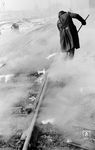 Um das sofortige Vereisen der Weichen wieder zu verhindern, wurden kleine Koksfeuer an den Weichenzungen angezündet. Dies hatte allerdings den unangenehmen Nachteil, dass das Weichenschmieröl direkt mit verbrannte. (1959) <i>Foto: Reinhold Palm</i>