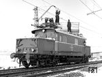 Eine wahre Rarität erwischte Reinhold Palm bei Bergen in Oberbayern. Es ist einer von drei vierachsigen Akku-Triebwagen, die 1926/27 von der Waggonfabrik J. Rathgeber AG (München) als Unterhaltungstriebwagen für das neue süddeutsche Oberleitungsnetz beschafft worden waren. "München 6201" war als "Mü 700 265" (ab 1936: "Mü 701 414") in Dienst gestellt worden, 1949 zeichnete ihn die neue DB in "München 6201" um. Die Batterien wurden nicht wie z.B. beim ETA 150 über Kabelstecker aufgeladen, sondern über den am Fahrzeug vorhandenen Stromabnehmer aus der Oberleitung. Das Fahrzeug erhielt sogar noch eine EDV-Nummer. Als 703 004 wurde er am 01.02.1970 beim Bw Freilassing ausgemustert. (1959) <i>Foto: Reinhold Palm</i>
