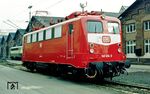 141 414 (Bw Hamburg-Eidelstedt) wird als erste Lok der Baureihe 141 im neuen Farbkonzept der DB im Aw Opladen vorgestellt. Dieses Farbkonzept galt von 1987 bis 1998. Entgegen der landläufigen Meinung ist die Farbe nicht "Himbeerrot" (RAL 3027), sondern "Orientrot" (RAL 3031). In "Himbeerrot" wurden Zugzielanzeiger, Uhren und Bahnbusse lackiert. (20.03.1987) <i>Foto: Joachim Bügel</i>