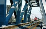 Ende März 1987 stand die neue Rheinbrücke zwischen Düsseldorf und Neuss kurz vor ihrer Fertigstellung. 290 175 und 290 330 machen sich beim Einschottern der Gleise nützlich. (26.03.1987) <i>Foto: Wolfgang Bügel</i>