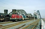 290 175 und 290 330 mit einem Schotterzug auf der neuen Hammer Rheinbrücke. (26.03.1987) <i>Foto: Wolfgang Bügel</i>