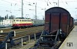 112 497 fährt mit N 3114 nach Köln in Solingen-Ohligs an zwei Güterwagen vorbei, denen beim Rangieren ein Prellbock im Weg stand. (07.04.1987) <i>Foto: Joachim Bügel</i>