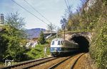 Ein 456 erblickt am Schlossbergtunnel wieder das Tageslicht und wird gleich den Bahnhof Hirschhorn am Neckar erreichen.  (1984) <i>Foto: Karsten Risch</i>