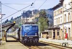 110 221 (Bw Stuttgart) fährt mit einem Schnellzug durch den Bahnhof Hirschhorn/Neckar. (1984) <i>Foto: Karsten Risch</i>