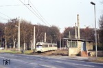 Eine Straßenbahn der Kölner Verkehrsbetriebe (KVB) kreuzt den Bahnübergang Dürener Straße in Köln-Hohelind. (10.11.1981) <i>Foto: Peter Schiffer</i>