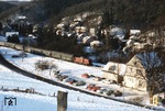 211 272 mit einem Nahverkehrszug nach Dieringhausen im Aggertal bei Honrath. (14.01.1982) <i>Foto: Peter Schiffer</i>