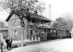 Kastenlok LAG 2 (Krauss, Baujahr 1887) mit einem Güterzug im 1892 eröffneten Lokalbahnhof Walhallastr. Sie war 1910 von der dampfbetriebenen Sekundärbahn Ravensburg - Weingarten nach Donaustauf gekommen und wurde 1927 an die Zuckerfabrik Regensburg verkauft.  (1911) <i>Foto: Helmut Tauber</i>