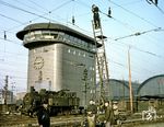Die zum Bw Frankfurt/M-1 gehörende 74 951 passiert eine Baustelle zu den Elektrifizierungsarbeiten im Frankfurter Hauptbahnhof, die kurz vor dem Abschluss stehen. (1957) <i>Foto: Reinhold Palm</i>