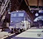 E 10 104 vom Bw Heidelberg mit einem Personenzug in Gleis 9 des Frankfurter Hauptbahnhofs. Auch die als Schnellzuglok konzipierte E 10 musste sich ab und an mit einfachen Personenzügen als Zwischenleistung begnügen, ähnlich wie es Jahre später auch der Baureihe 103 erging. (1958) <i>Foto: Reinhold Palm</i>