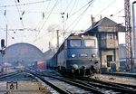 Um 12.20 Uhr fährt E 10 134 (Bw Frankfurt/M-1) mit dem D 404 (Wiesbaden - Passau) aus Gleis 5 des Frankfurter Hauptbahnhofs. Dahinter dampft gerade der E 590 nach Saarbrücken los, ebenfalls ab 12.20 Uhr. Ganz links eine E 40 mit einem Zug Richtung Darmstadt (grüne E 41 gab es anno 1958 noch nicht). Die Tage des alten, bereits außer Betrieb genommenen, Stellwerks "W 6" sind auch gezählt. Im Sommer 1957 war das neue Zentralstellwerk "Fpf" ans Netz gegangen. (02.1958) <i>Foto: Reinhold Palm</i>