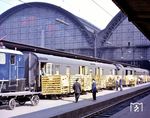 Gut zu tun hatte die Bundespost an diesem Tag in Frankfurt Hbf, ihre Pakete in den Zug zu verladen. (1960) <i>Foto: Reinhold Palm</i>