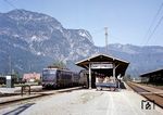 E 41 003 (Bw München Hbf) vor einem Touropa-Sonderzug im Bahnhof Garmisch-Partenkirchen. Der Mitarbeiter der Gepäckabfertigung fährt gerade die Koffer der Urlauber zur Gepäckausgabe. (1959) <i>Foto: Reinhold Palm</i>