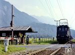 E 44 006 passiert mit einem Güterzug den Schrankenposten 23 in der Bahnhofseinfahrt von Ohlstadt zwischen Garmisch und Murnau. (1959) <i>Foto: Reinhold Palm</i>