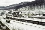 Der 1873 eröffnete und 448 m hoch gelegne Bahnhof Brilon Wald im Winter 1956. An den Bahnsteig 3/5 ist eine 50er mit einem Eilzug nach Korbach eingefahren, durch den Tunnel geht es Richtung Bestwig/Schwerte. (1956) <i>Foto: Carl Bellingrodt</i>