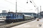 118 022-3 verlässt mit einem Eilzug nach Nürnberg den Münchener Hauptbahnhof. (06.02.1982) <i>Foto: Peter Schiffer</i>
