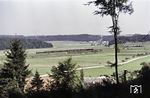 Blick vom Möhrenberg südlich von Treuchtlingen auf eine Treuchtlinger 01, die den D 690 (Würzburg - München) zwischen Treuchtlingen und Dietfurt in Richtung Altmühltal befördert. (1955) <i>Foto: Carl Bellingrodt</i>