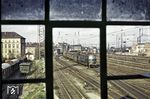 Blick aus dem Stellwerk in der Westausfahrt des Nürnberger Hauptbahnhofs auf die dort ausfahrende E 18 44 mit einer E 44. (1955) <i>Foto: Carl Bellingrodt</i>
