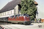 V 200 030 vom Bw Villingen fährt mit E 676 aus Wiesbaden in Konstanz ein. Der Zug hatte damals für die Strecke von Wiesbaden nach Konstanz die bemerkenswerte Fahrzeit von fast 7 Stunden mit mehreren Lokwechseln. (04.06.1957) <i>Foto: Carl Bellingrodt</i>