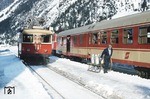 Bis in die jüngste Zeit war in den schneereichen Alpenwintern die Eisenbahn das einzige Transportmittel, das die Frischmilch der Bauern zuverlässig zu den Molkereien transportieren konnte, wie hier  mit einem regulären Eilzug im österreichischen Grenzbahnhof Scharnitz. (01.02.1982) <i>Foto: Peter Schiffer</i>