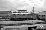 E 18 055 wurde erst nach dem Krieg aus vorhandenen Bauteilen von Krupp/AEG zusammengebaut und am 7. März 1955 als letzte Lok der Baureihe ausgeliefert. Die "Neubaulok" steht hier im Münchener Hauptbahnhof zur Abfahrt bereit. (08.1965) <i>Foto: Dr. Hans-Jürgen Vorsteher</i>