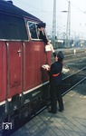 Übergabe von Wagenliste und Bremszettel vom Zugführer an den Triebfahrzeugführer des E 2943 nach Kassel in Hagen Hbf. (25.02.1984) <i>Foto: Peter Schiffer</i>