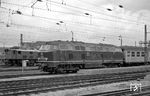 Die dritte Serienlok der Baureihe V 160 war erst ein halbes Jahr alt, als sie in München Hbf fotografiert wurde. V 160 012 wurde am 17.12.1964 in Dienst gestellt und ersetzten dort die letzten 01er. (08.1965) <i>Foto: Dr. Hans-Jürgen Vorsteher</i>