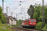Letztmalig sind 111 128, 111 155, 111 129 und 111 119 auf den Bahngleisen unterwegs. Der als Tfzf 95593 (Karsdorf - Opladen) von EBS 232 239 gezogene Zug ist hier kurz vor seinem Ziel in Solingen-Ohligs unterwegs. (12.05.2020) <i>Foto: Joachim Bügel</i>