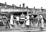 Während des Streiks des Fahrpersonals im finnischen Helsinki blieben die Lokomotiven zwar stehen, aber das Personal wusste sich fotogerecht dennoch zu beschäftigen.  (08.05.1950) <i>Foto: Pressefoto ACME</i>