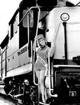 Auch typisch amerikanisch sind die Schönheitswettbewerbe in allen Lebensbereichen. Daher nicht ungewöhnlich die Wahl von Margo Sprinker aus Egin/Illinois (nahe Chicago) zur Santa Fe Miss Railroad 1963. (08.10.1963) <i>Foto: Pressefoto ACME</i>